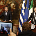 ENCUENTRO. El primer Ministro Alexis Tsipras y su homlogo italiano Matteo Renzi.