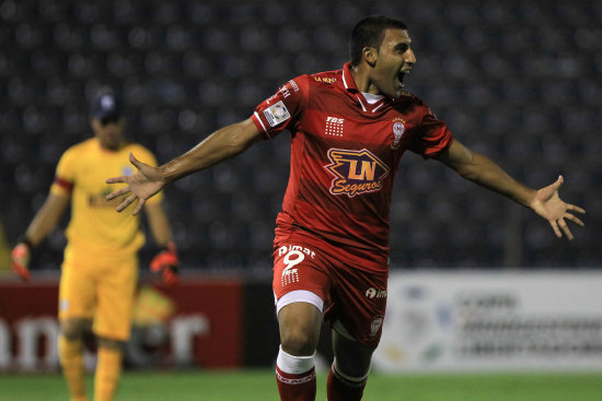 Ramn Abila celebra su gol de Huracn contra Alianza Lima de Per.