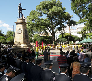 Sucre le rinde honores al Mariscal