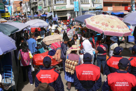 RESTRICCIN. Los comerciantes ambulantes se parapetaron en otras calles del Mercado Campesino, bloqueando el paso de vehculos.