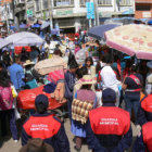 RESTRICCIN. Los comerciantes ambulantes se parapetaron en otras calles del Mercado Campesino, bloqueando el paso de vehculos.