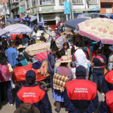 RESTRICCIN. Los comerciantes ambulantes se parapetaron en otras calles del Mercado Campesino, bloqueando el paso de vehculos.