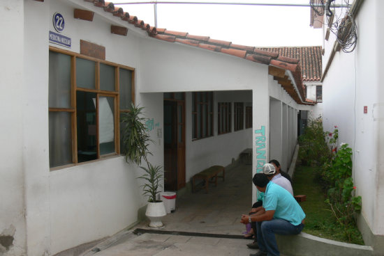 ESPERA. Todos los das la sala de espera est llena de pacientes que quieren mejorar su salud.