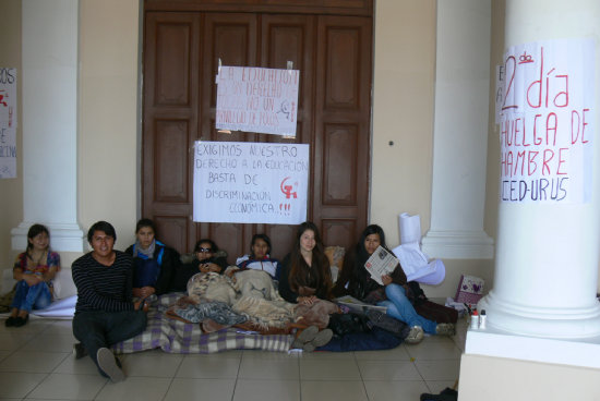 PROTESTA. Alumnas en huelga de hambre.