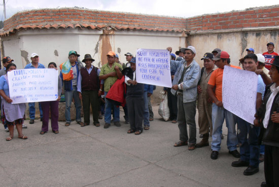 RECLAMO. Unos 100 trabajadores llegaron hasta Sucre para hacer escuchar su reclamo.