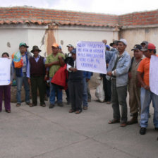 RECLAMO. Unos 100 trabajadores llegaron hasta Sucre para hacer escuchar su reclamo.