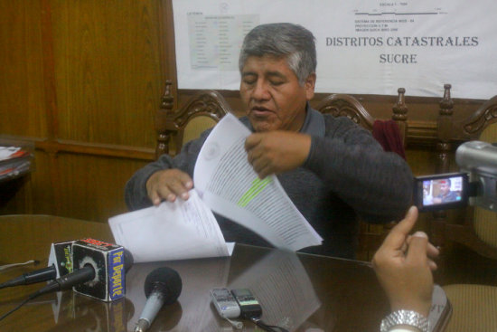 Arriba, el concejal Santos durante la conferencia que hizo ayer: abajo, los terrenos donde se emplazar el veldromo.