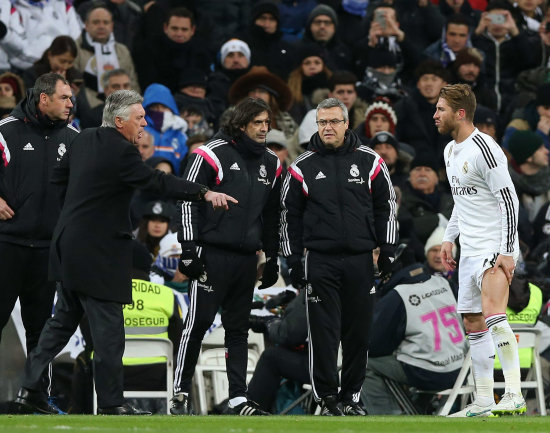 El madridista Sergio Ramos (d) se retira de la cancha lesionado.