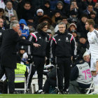 El madridista Sergio Ramos (d) se retira de la cancha lesionado.