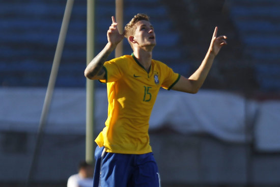 El jugador de Brasil, Leo Pereira, festeja tras una anotacin ante Per.