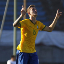 El jugador de Brasil, Leo Pereira, festeja tras una anotacin ante Per.