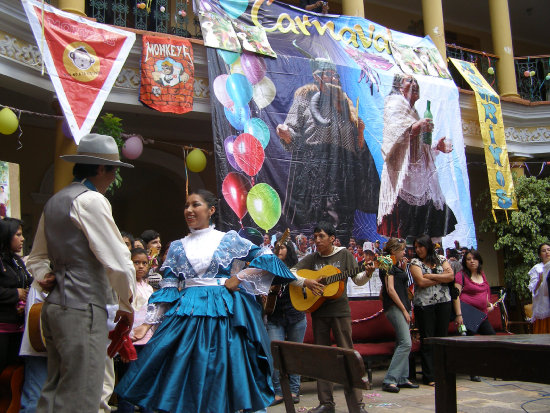 AGASAJO. La celebracin del Jueves de Compadres en el patio de la Casa Municipal de la Cultura.