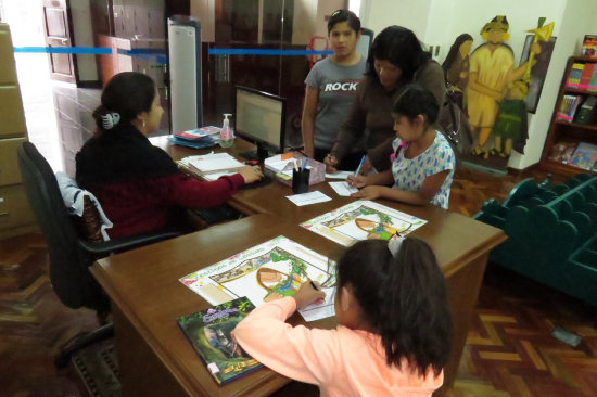 LECTURA. Nios leen y pintan en la Sala Infantil de la Biblioteca Pblica.