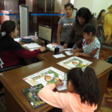 LECTURA. Nios leen y pintan en la Sala Infantil de la Biblioteca Pblica.