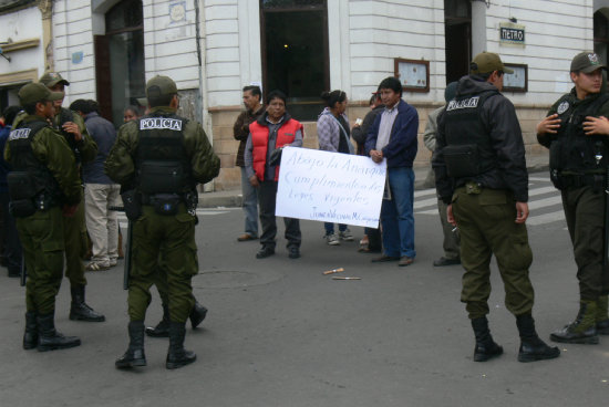 PROTESTA. Los dueos de casa de la zona del Mercado Campesino bloqueron las calles del centro de la ciudad hasta el medioda de ayer.