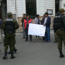 PROTESTA. Los dueos de casa de la zona del Mercado Campesino bloqueron las calles del centro de la ciudad hasta el medioda de ayer.