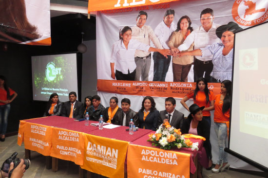 PRESENTACIN. Los candidatos y militantes de CST, durante la exposicin del programa de gobierno de la fuerza poltica.