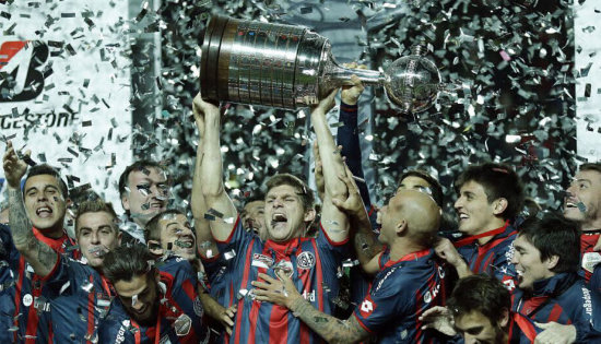 San Lorenzo (arriba) logr el ttulo de la Copa Libertadores y River Plate de la Copa Sudamericana.