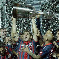 San Lorenzo (arriba) logr el ttulo de la Copa Libertadores y River Plate de la Copa Sudamericana.