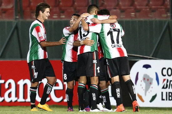 Los jugadores del Palestino chileno celebran el gol del triunfo.