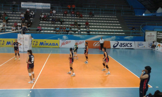 Las jugadoras del cuadro nacional durante el partido.