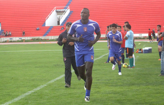 El centrodelantero ecuatoriano Richard Mercado (c) ya se entrena en Universitario.