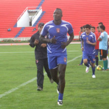 El centrodelantero ecuatoriano Richard Mercado (c) ya se entrena en Universitario.