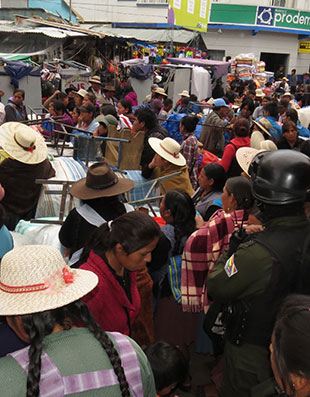 TENSIN. El bloqueo volvi a repetirse en los accesos al Mercado Campesino, cuyas calles estn colapsadas de comerciantes