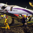 TRAGEDIA. La cada del avin de TransAsia que casi impacta en una autopista.