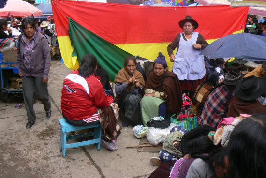 CONFLICTO. Comerciantes de puestos fijos y ambulantes repitieron ayer los bloqueos.