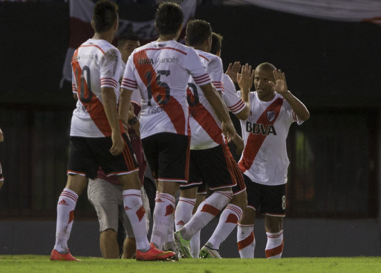 Los jugadores de River Plate celebran el nico gol del partido que les permite tener la primera ventaja.