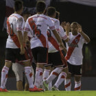 Los jugadores de River Plate celebran el nico gol del partido que les permite tener la primera ventaja.