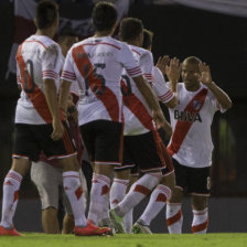 Los jugadores de River Plate celebran el nico gol del partido que les permite tener la primera ventaja.