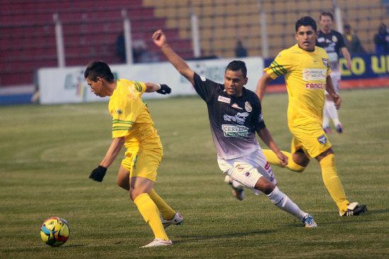 Una jugada del partido de anoche, en el estadio Vctor Agustn Ugarte, en la que aparecen dos jugadores de Sport Boys y uno del local.