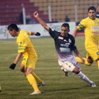 Una jugada del partido de anoche, en el estadio Vctor Agustn Ugarte, en la que aparecen dos jugadores de Sport Boys y uno del local.