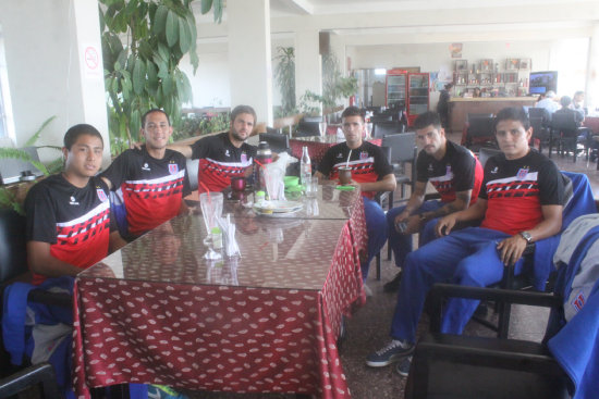 Algunos integrantes del cuadro estudiantil minutos antes de partir a Cochabamba, de donde continuarn a Cobija.