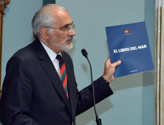 REPRESENTANTE. El vocero Carlos Mesa durante la presentacin del Libro del Mar, obra que resume la demanda martima boliviana.