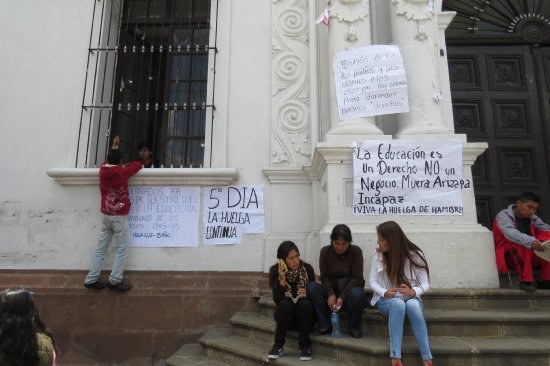 PROTESTA. Los huelguistas estn en el edificio central de la Universidad.