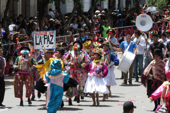 TRADICIN. Nios, jvenes y adultos se reunieron a celebrar con tradiciones de antao el Carnaval sucrense que esta vez cont con la presencia de delegaciones de otros departamentos. En la foto la delegacin de La Paz.