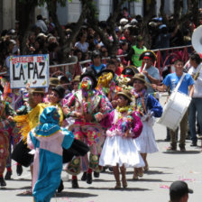 TRADICIN. Nios, jvenes y adultos se reunieron a celebrar con tradiciones de antao el Carnaval sucrense que esta vez cont con la presencia de delegaciones de otros departamentos. En la foto la delegacin de La Paz.