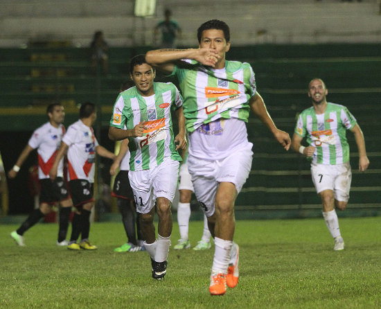 Saucedo marc su primer gol en su retorno a Oriente Petrolero; al lado, el festejo de los jugadores de Nacional Potos.