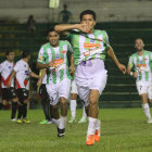 Saucedo marc su primer gol en su retorno a Oriente Petrolero; al lado, el festejo de los jugadores de Nacional Potos.