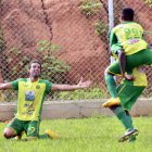 La celebracin de los jugadores de la U de Pando, tras el agnico gol de Maidana; abajo, la protesta del capitn Mauricio Saucedo al tiempo de ser amonestado.