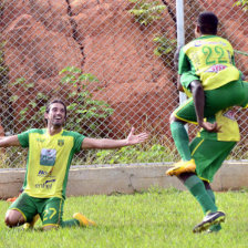 La celebracin de los jugadores de la U de Pando, tras el agnico gol de Maidana; abajo, la protesta del capitn Mauricio Saucedo al tiempo de ser amonestado.