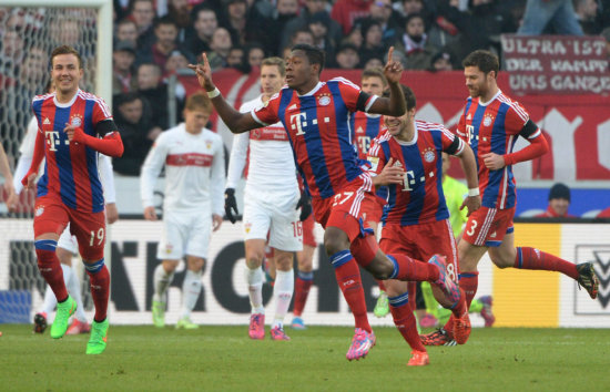 David Alaba (c) anot uno de los goles para el triunfo del Bayern.