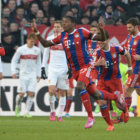 David Alaba (c) anot uno de los goles para el triunfo del Bayern.