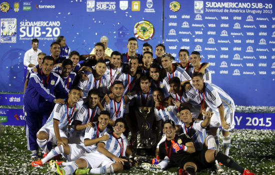 El festejo de la seleccin argentina con el trofeo de campen del torneo Sub20 luego de vencer al cuadro anfitrin de Uruguay.