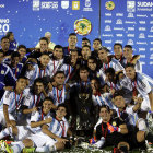 El festejo de la seleccin argentina con el trofeo de campen del torneo Sub20 luego de vencer al cuadro anfitrin de Uruguay.