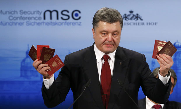 DENUNCIA. Poroshenko muestra los pasaportes de soldados rusos hallados en el territorio ucraniano.