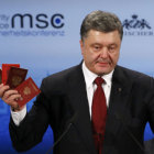 DENUNCIA. Poroshenko muestra los pasaportes de soldados rusos hallados en el territorio ucraniano.